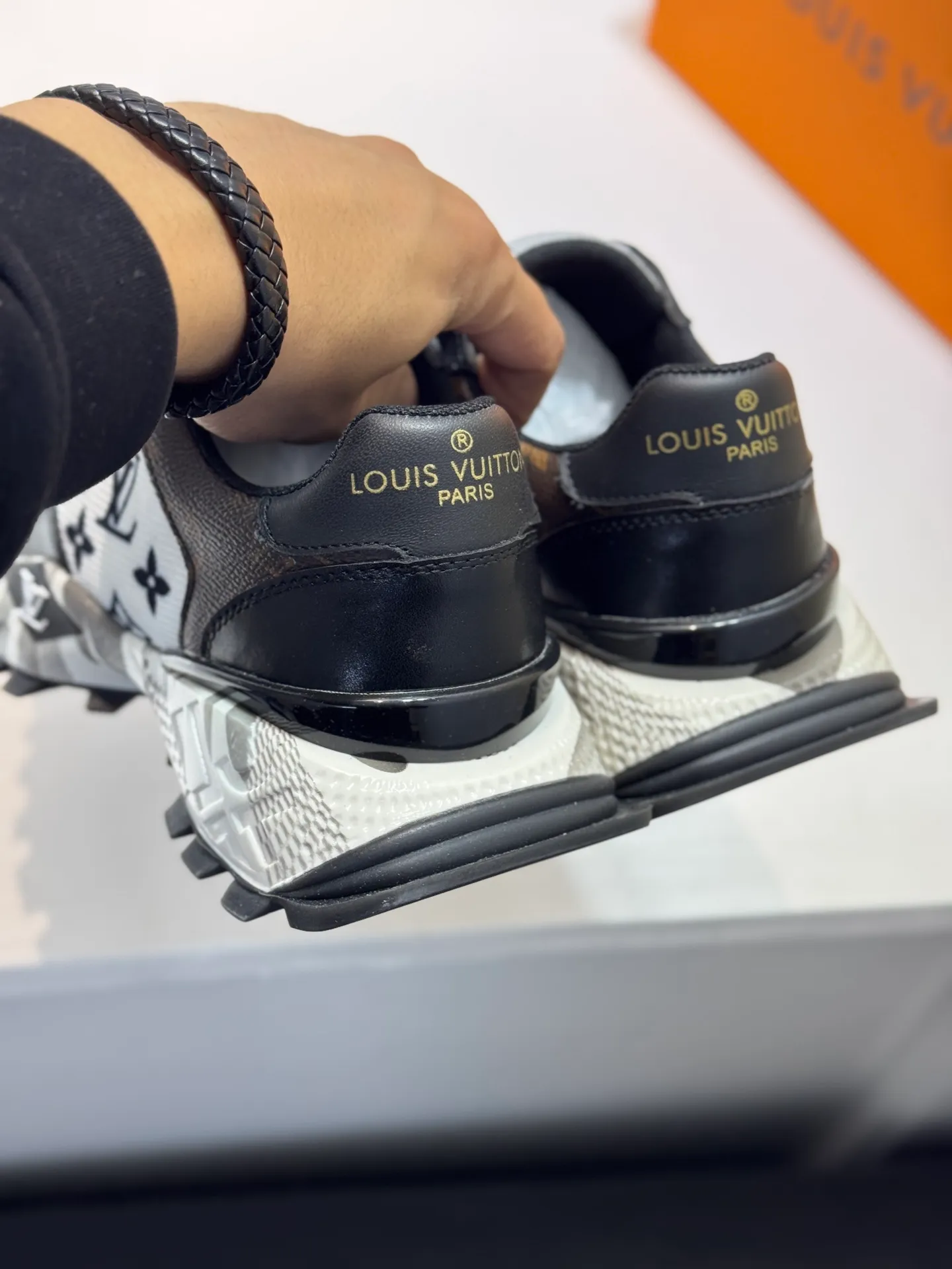 Men's shoes 💰440 [New style] 🐬🐬Top original order - Louis Vuitton®️ Trendy and fashionable yet low-key men's casual shoes, LV cowhide upper, comfortable and breathable, mesh lining, original rubber outsole, two colors available ~ a must-have for sportsmen. Size: 38-44 (45 customized